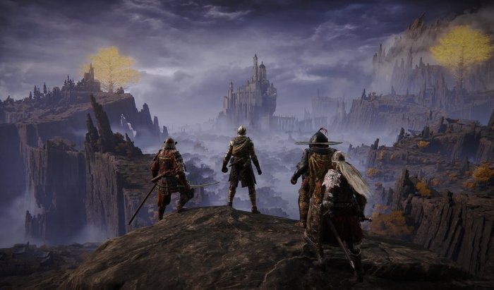 Cztery postacie stoją na wzgórzu. W tle widzimy świat Elden Ring: zamek wznoszący się w oddali oraz wzgórza po lewej i prawej. Kolorystyka fioletowo-brązowa.
