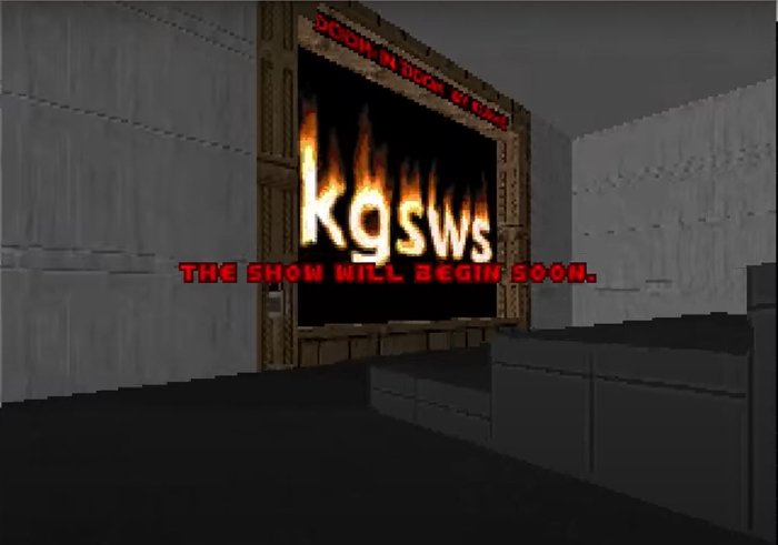 Proste kino zbudowane w poziomie Dooma, ekran wyświetla nick KGSWS, czerwony napis głosi THE SHOW WILL BEGIN SOON.