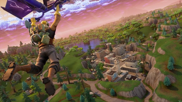 Screenshot z gry Fortnite: Battle Royale, przedstawiający gracza zlatującego nad miasto Tiled Towers