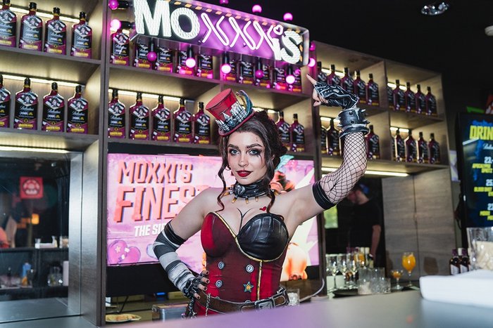 Bar Mad
Moxxi