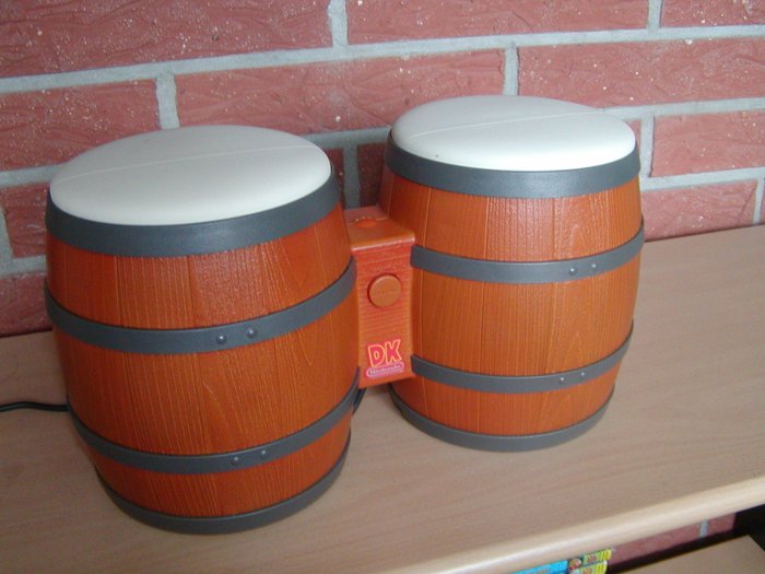 Bongosy do gier z serii Donkey Kong. Fot: Wikimedia Commins, Benutzer:Waluigi,