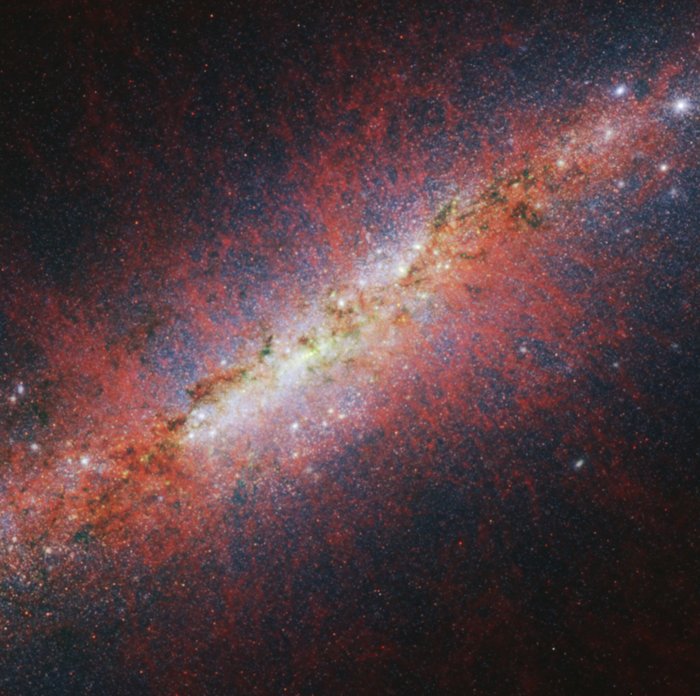 M82 w podczerwieni o dłuższych falach.