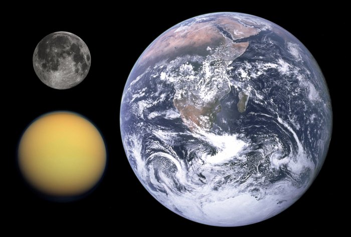 Porównanie wielkości Ziemi, Księżyca i Tytana. Foto: NASA, Gregory H. Revera, NASA/JPL/Space Science Institute; domena publiczna