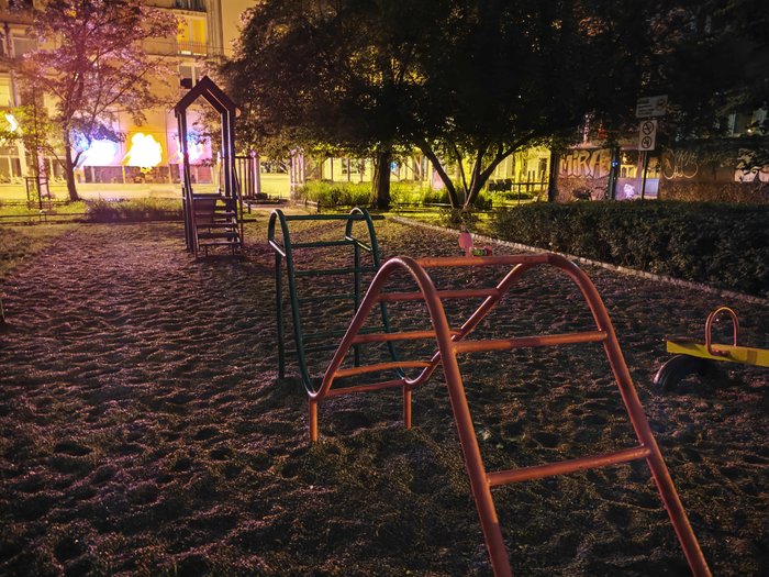 Fotografia wykonana w naprawdę kiepskich warunkach oświetleniowych, na zdjęciu widać znacznie więcej niż gołym okiem.