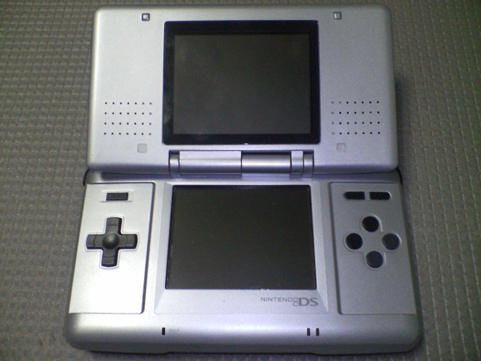 Nintendo DS. Źródło: Wikimedia Commons / PiaCarrot, CC BY-SA 3.0