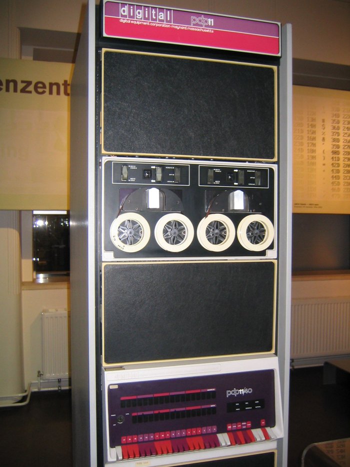 Komputer PDP-11. Źródło: Wikimedia Commons / Stefan Kögl / CC BY-SA 3.0