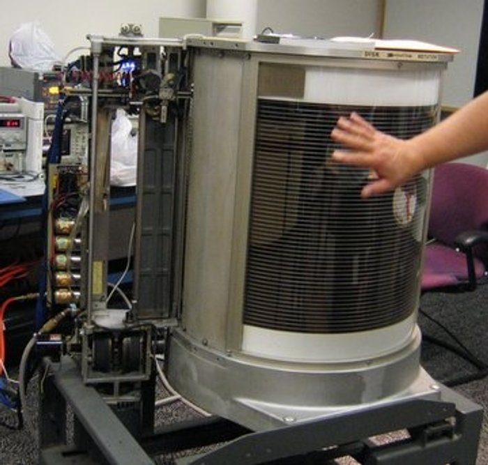 IBM 350 RAMAC. Źródło: Wikimedia Commons / vnunet.com, CC BY-SA 2.5