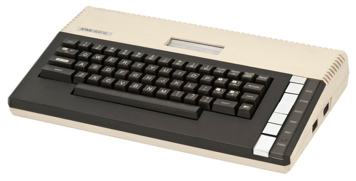 Atari 800XL. Źródło: Wikimedia Commons/ Evan-Amos, CC BY-SA 3.0