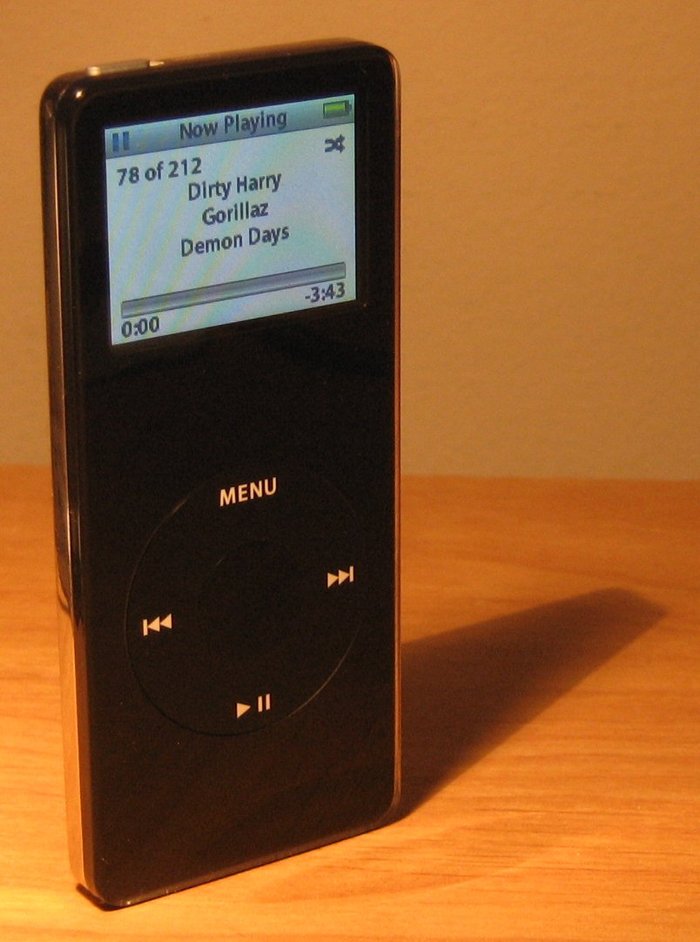iPod Nano 1. generacji. Źródło: Wikimedia Commons / Soundslikealotofhooplah